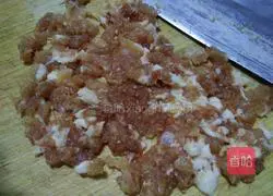 Illustration of how to make pork and green onion dumpling stuffing 2