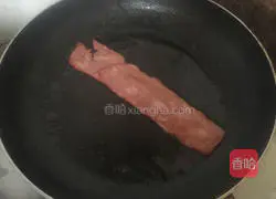 Illustration of how to make bacon cheese hand pancakes 4