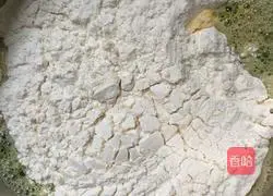 Illustration of how to make cilantro and green onion egg pancakes 4