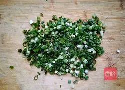 Illustration of how to make green onion, ham, sausage and egg fried rice 2