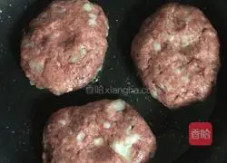 Illustration of making homemade hamburger patties 4