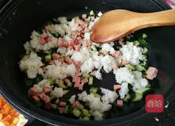 Illustration of how to make colorful egg fried rice 5