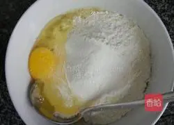 Illustration of how to make banana egg pancake 4