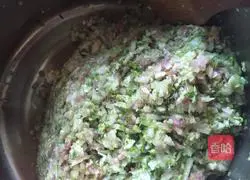 Illustration of how to make cabbage and water chestnut dumplings 1