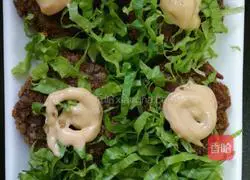 Illustration of how to make lettuce and beef patties 8