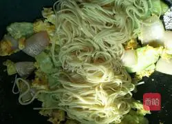 Illustration of how to make fried noodles with eggs and vegetables 6