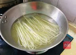 How to make snail noodles Illustration 1