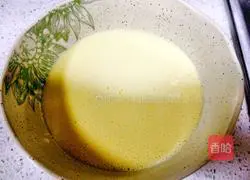 Illustration of how to make egg cake skin 6
