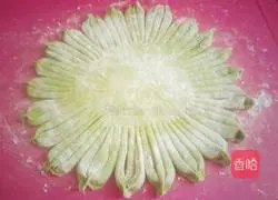 Illustration of how to make sunflower steamed cake 10