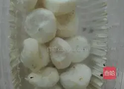 Illustration of how to make water chestnut, shrimp and pork buns 4