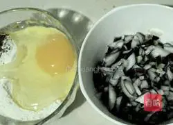 Illustration of how to make onion pancakes 1