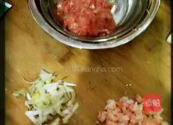 How to cook noodles with diced pork Illustration of how to do it 1