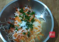 Illustration of how to make egg noodles and carrot cubes 4