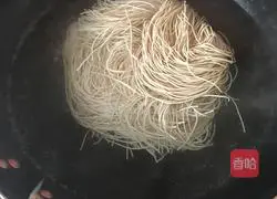 Illustration of how to make noodles with scallion oil and poached eggs 1