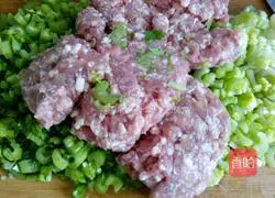 Illustration of how to make celery and mutton dumplings 2