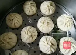 Illustration of how to make three fresh buns 7