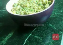 Illustration of how to make peas and eggs fried rice 2