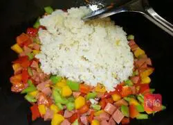 Illustration of how to make colorful vegetable fried rice 7