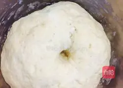 Milk-flavored bean paste and egg steamed buns Illustration of how to do it 4