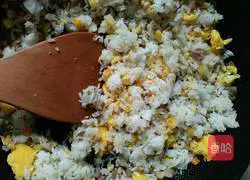 Illustration of how to make butter and egg fried rice 5