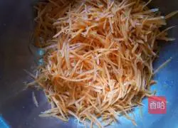 Illustration of how to make shredded carrot egg pancake 2