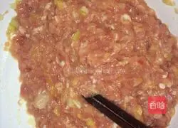 Illustration of how to make shrimp waist wontons 1