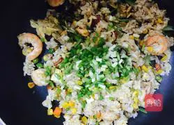 Illustration of how to make shrimp and egg fried rice 10
