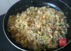 Illustration of how to make colorful fried rice 16