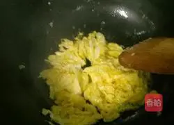 Illustration of how to make tomato and egg fried rice 3
