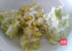 Illustration of how to make cabbage and fungus dumplings 4