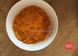 Illustration of how to make pumpkin steamed buns 2