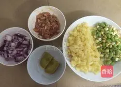 Illustration of how to make curry chicken fried rice 1