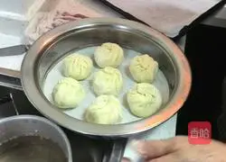 Illustration of how to make bean paste steamed buns 11