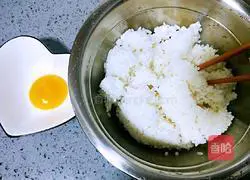 Illustration of how to make colorful pepper fried rice 1