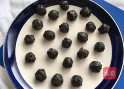 Illustration of how to make panda sesame glutinous rice balls 4