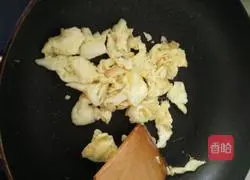 Illustration of making fried noodles with cabbage and eggs 4