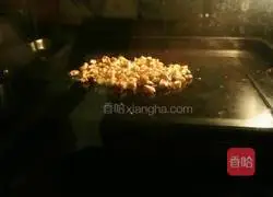 Illustration of how to make egg white walnut shortbread 3