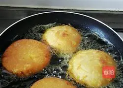 Illustration of how to make golden steamed buns 7