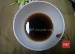 Illustration of how to make noodles with scallion oil 3