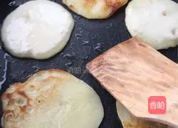 Illustration of how to make pan-fried potato pancakes 8