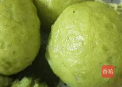 Illustration of how to make steamed buns with spinach juice, brown sugar and black sesame filling 14