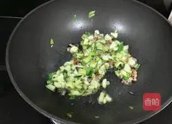 Illustration of how to make fried rice with vegetables and bacon 2