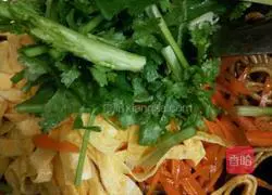 Illustration of how to make fried noodles with egg skin 8