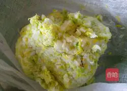 Illustration of how to make pork and cabbage dumplings 9