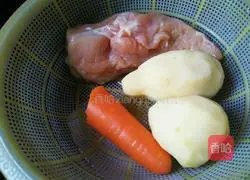 Illustration of how to make potato and chicken braised rice 2