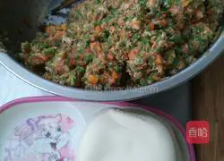 Illustration of making dumplings stuffed with cowpea, pork and carrot 4