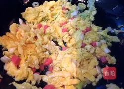 Illustration of how to make ham and egg fried rice 4