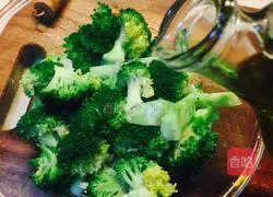 Illustration of how to make steamed water chestnut chicken cake 14