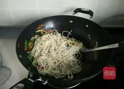 Illustration of how to make fried noodles with bacon and mixed vegetables 12