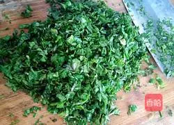 Illustration of how to make shepherd's purse dumpling stuffing 7